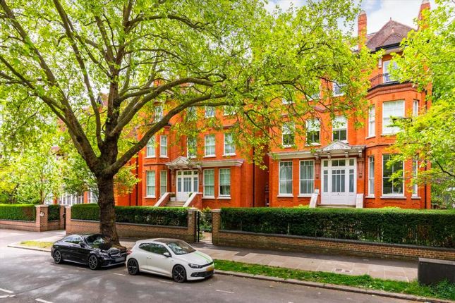 Flat for sale in Fitzjohns Avenue, London