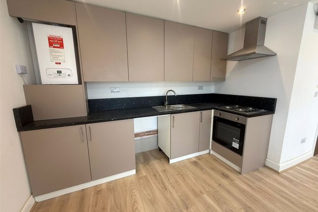 Flat 3, Sutton Lane, Slough photo 3