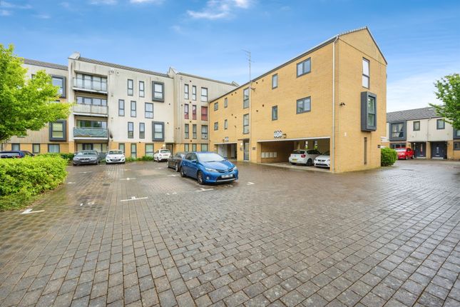 Flat 1, Hampton Place, Richmond Drive, Dunstable photo 2