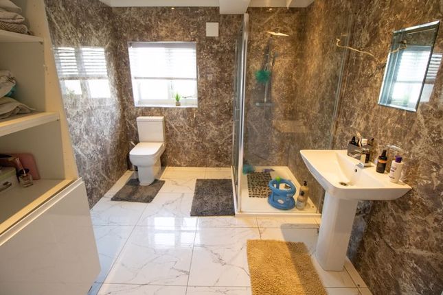 Family Bathroom (Upper Floor)