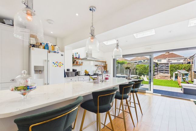 16 Monks Close, Lancing photo 4