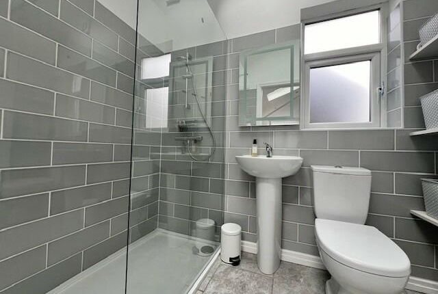 Thumbnail Flat to rent in Sunset Road, London