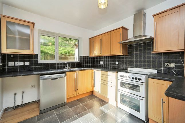 35, Aireville Crescent, Bradford photo 4