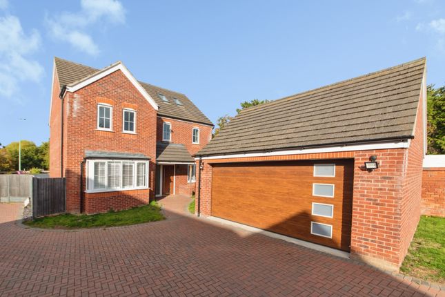 5-bed detached on Newark Road, Lincolnshire, £400,000