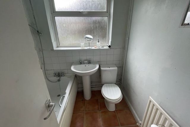 32 Whitby Road, Luton photo 3