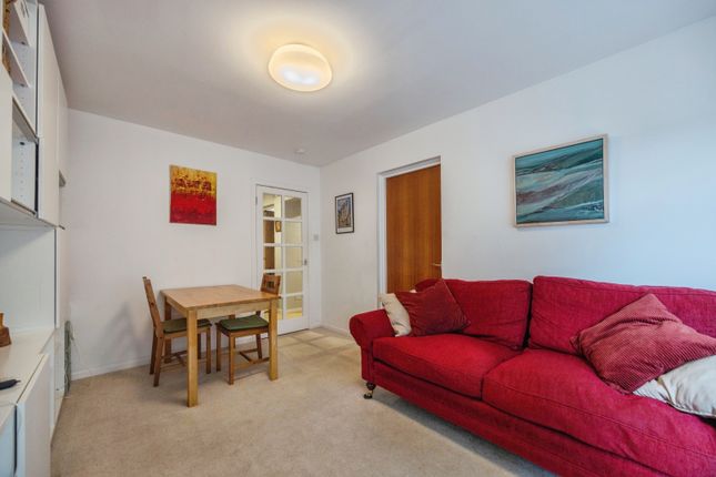 10, Bridgegate Court, Peebles photo 3