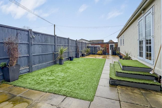 2-bed caravan on 26 Castle Farm, Leigh Square, Windsor, £204,000