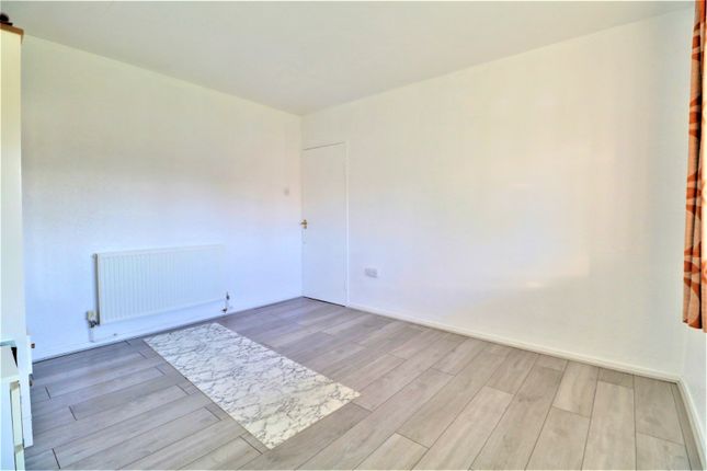16 Hutchinson Court, Padnall Road, ROMFORD photo 3