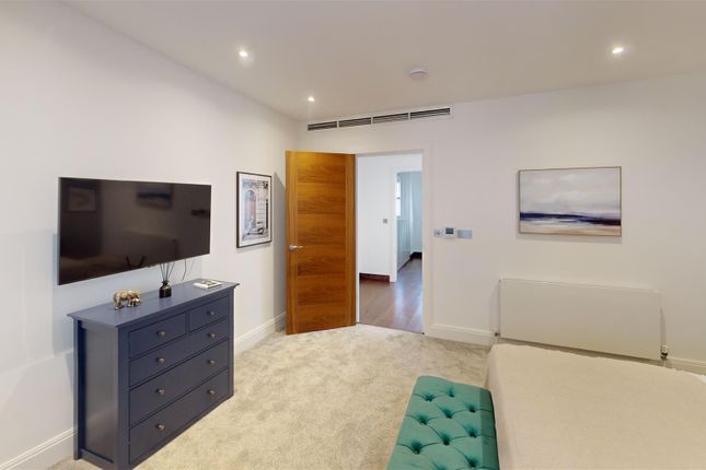 Flat to rent in Catherine Place, London