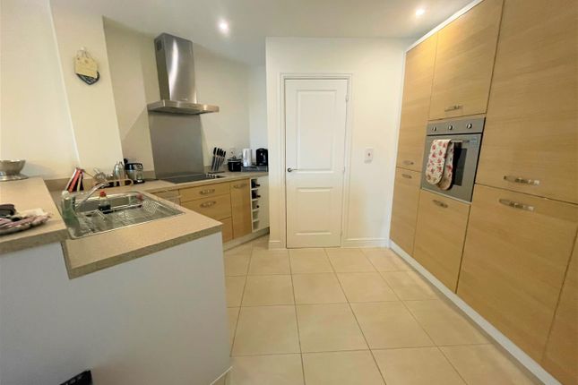 Lincoln Court, Farnborough photo 2