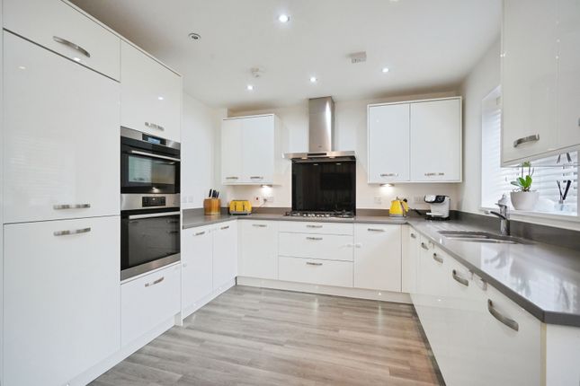 5, Rowan Drive, Burton-on-Trent photo 3
