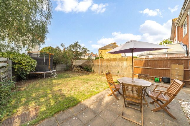 *, 4, Payne Close, Barking photo 3