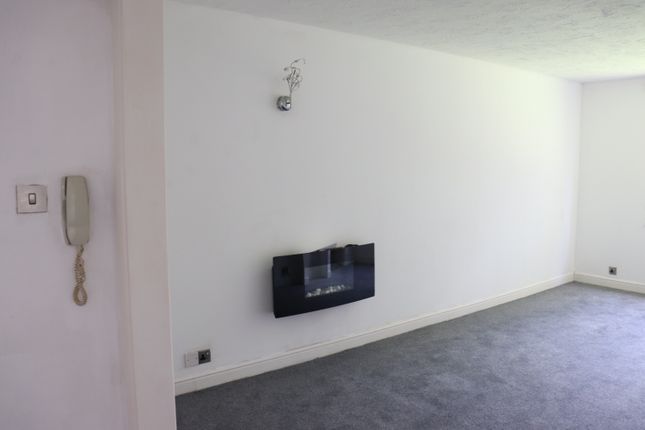 Flat to rent in Escott Place, Chertsey
