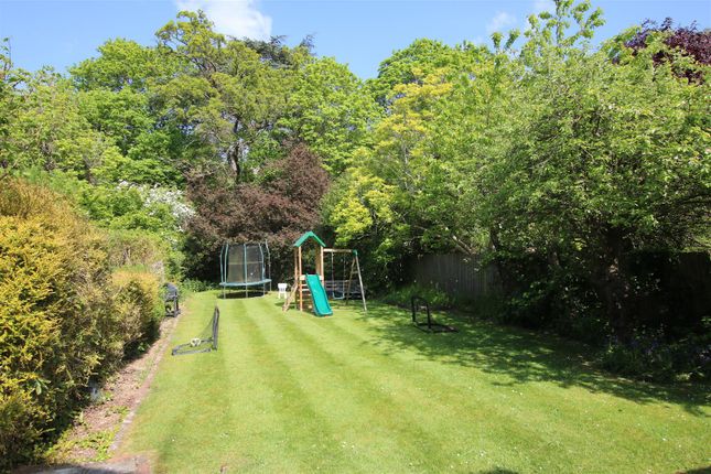18, Highlands Avenue, Leatherhead photo 2
