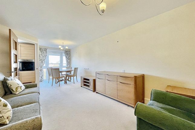 48, Martello Court, 3 - 15 Jevington Gardens, Eastbourne photo 2