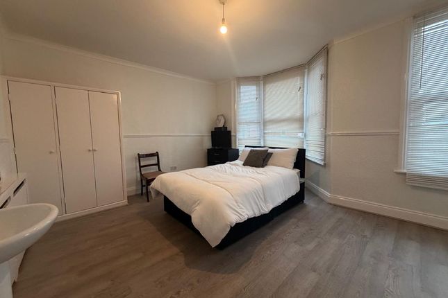 1-bed flat on Room 1, 34 Balmoral Road, Gillingham, £700/mo