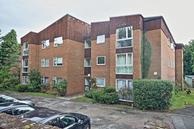 Thumbnail Flat to rent in Roslyn Court, Woking