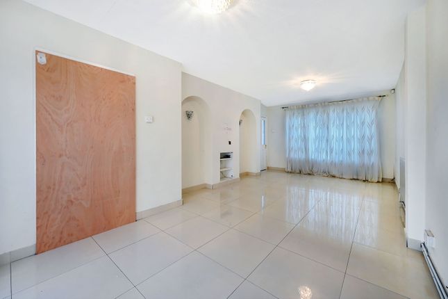 39, Bowness Crescent, London photo 4