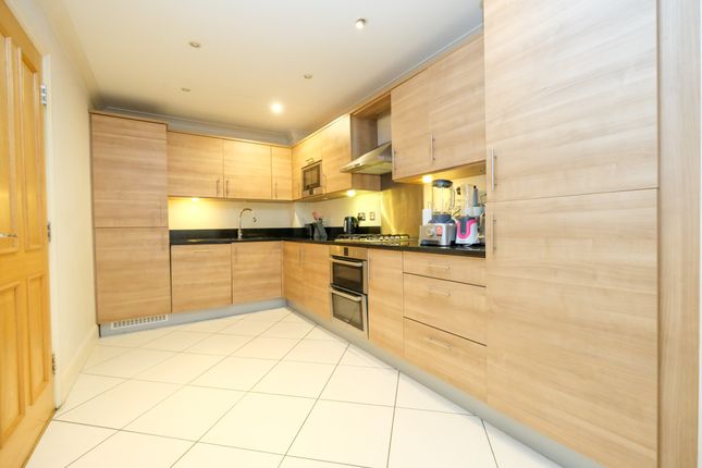8, Abbey Close, Orpington photo 3