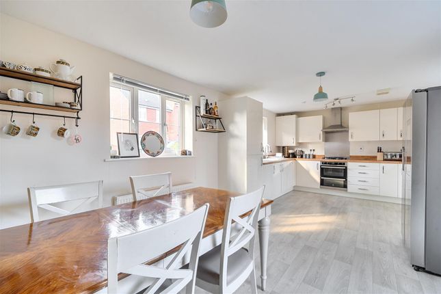 17, Kirkes Way, Aylesbury photo 3