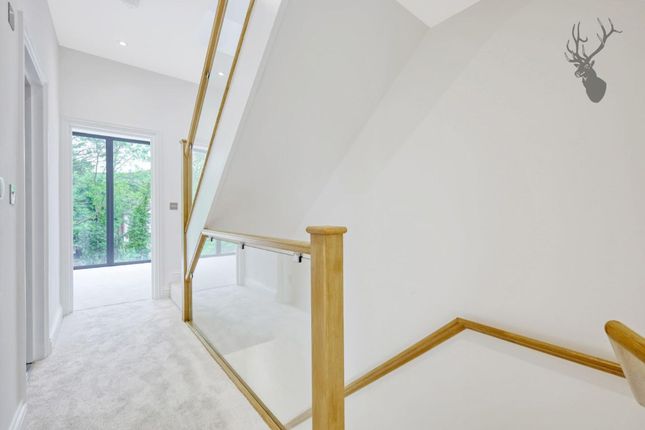 2 Pino Way, Kings Head Hill, London photo 4