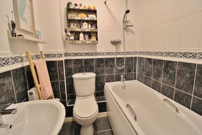 9, Saxe Court, Knowle photo 3
