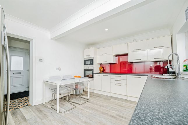 5, Claude Road, Barry photo 3
