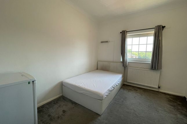 Room to rent in Croyde Avenue, Corby