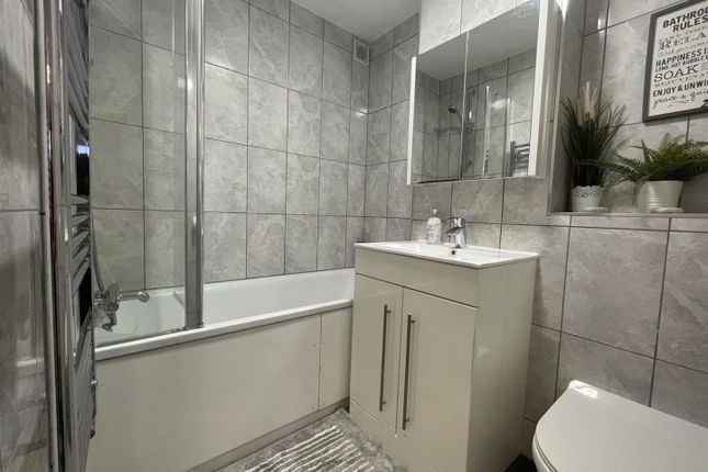 217, Aylsham Drive, Ickenham Uxbridge photo 3