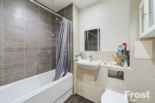Flat for sale in Cranford Lane, Hounslow