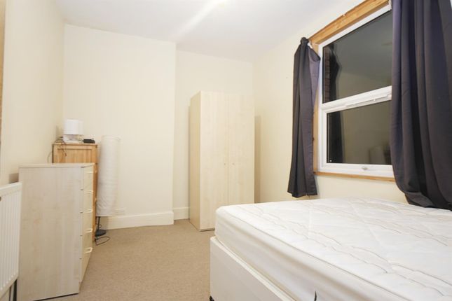 Flat to rent in Melrose Avenue, Willesden Green