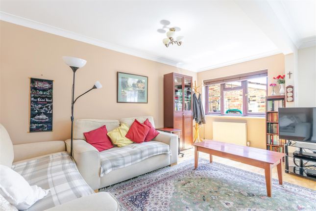 3, Poplars Close, Ruislip photo 2