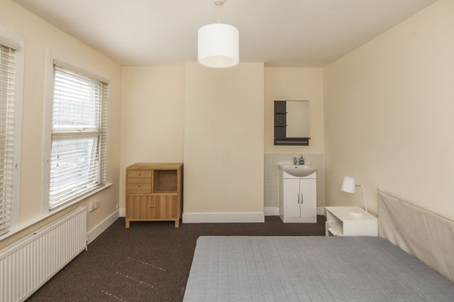 Room 5, 129, Davidson Road, Croydon photo 2