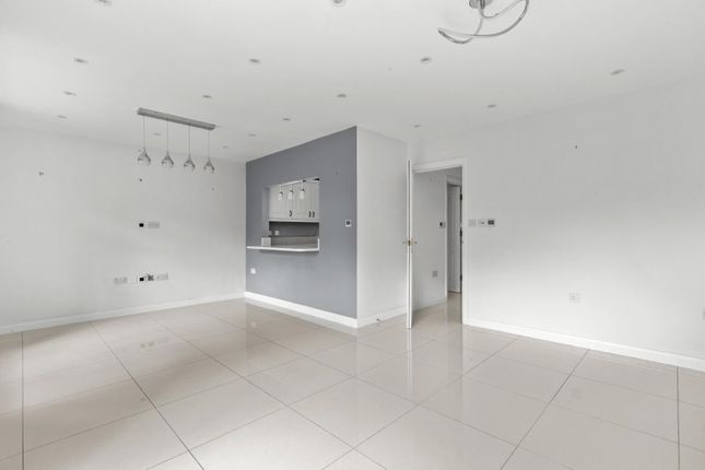 25, Devonshire Close, Amersham photo 3