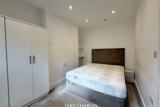 Room 4, 121A, Wandsworth High Street, London photo 5