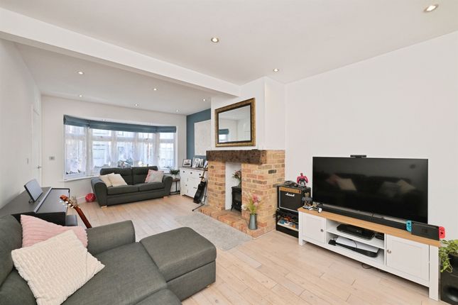 84, River Avenue, Hoddesdon photo 2