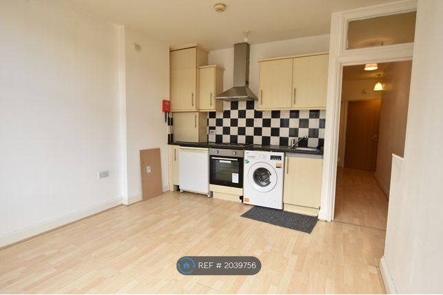 Flat to rent in T L House, Luton