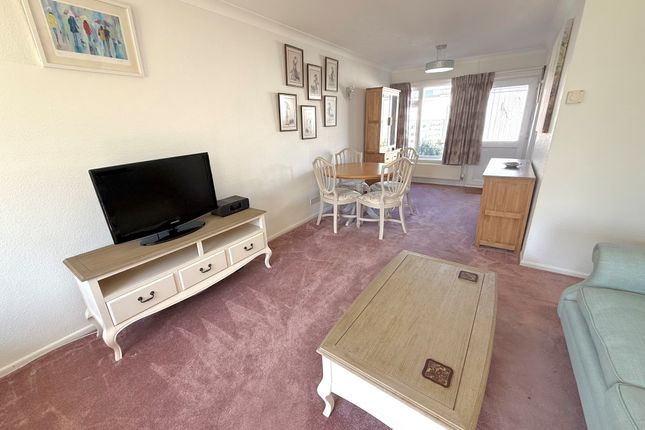 19, Eastergate Green, Rustington photo 2