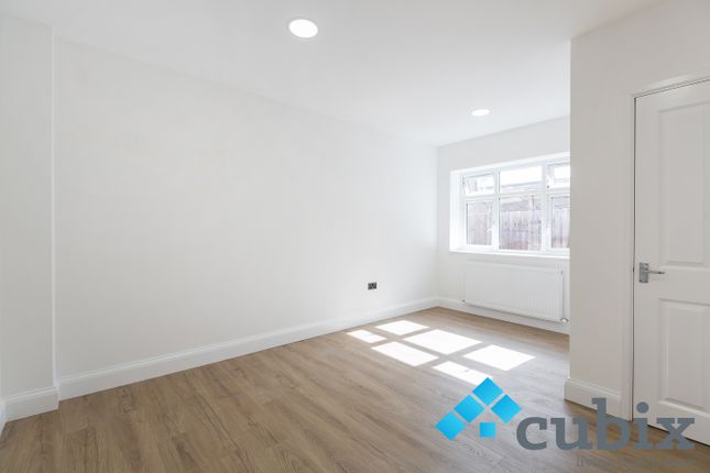 Flat to rent in Epsom Road, Morden