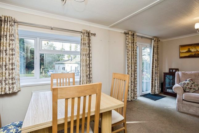 6, Blackbird Hill, Turners Hill photo 2