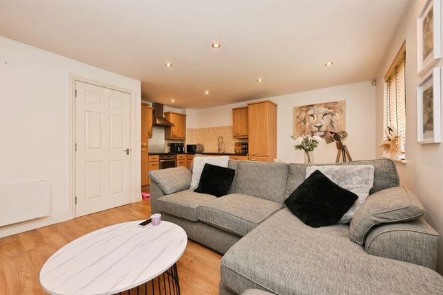 20, Waterfall Close, Hoddesdon photo 3