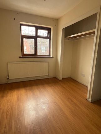 59, Rochfords Gardens, Slough photo 5