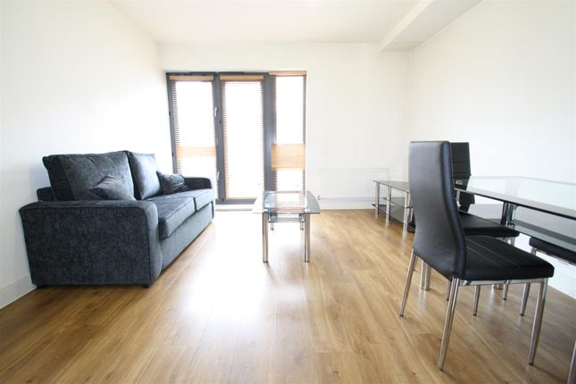 Flat to rent in Bramley Crescent, Ilford