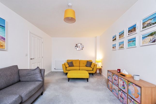 3-bed semi-detached on Winters Way, BUCKINGHAM, £385,000