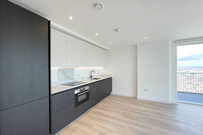 Thumbnail Flat to rent in Silverleaf, London