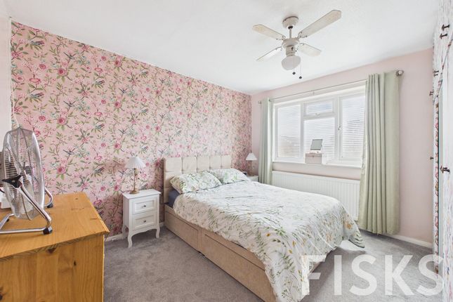 12, Hilverson Way, Canvey Island photo 2