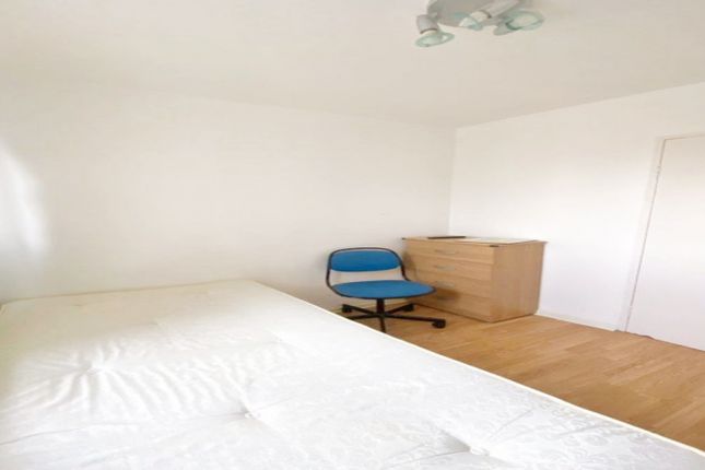 61 Hersham Close, London photo 3