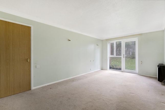 7, Walker Close, Hanwell photo 3