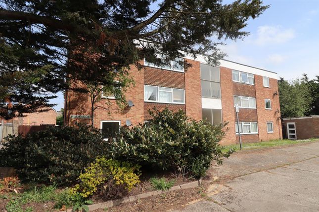 Flat to rent in Barnwood Close, Reading