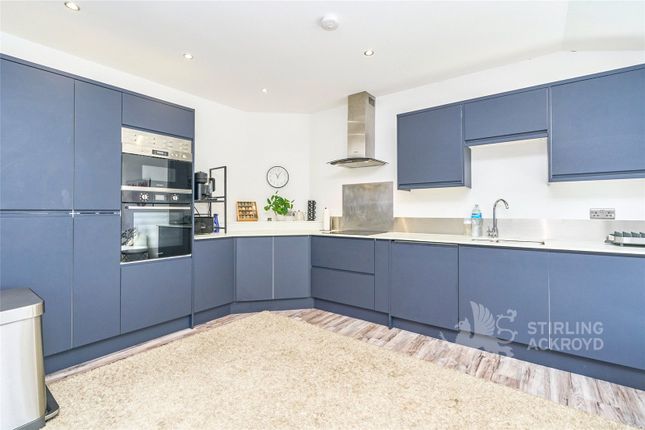 70, Vicarage Road, Surrey photo 3